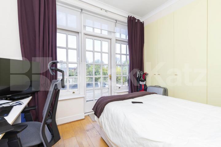 Spacious three double bedroom property with terrace Ferncroft Avenue, Hampstead